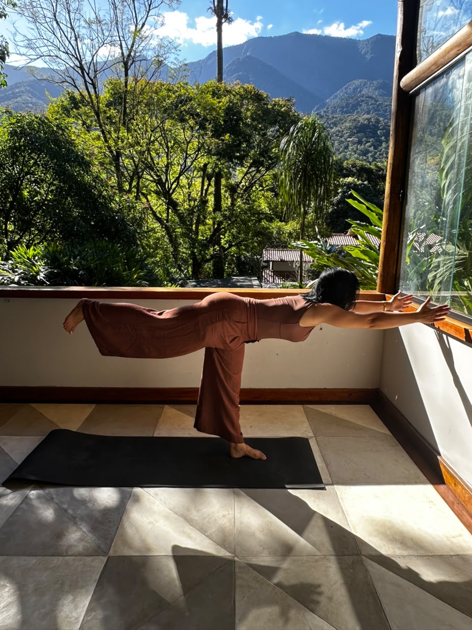 Leticia Moutinho praticando yoga diante da Mata Atlântica